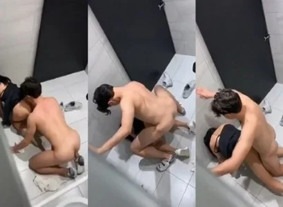 Họ quan hệ trong nhà vệ sinh quán bar